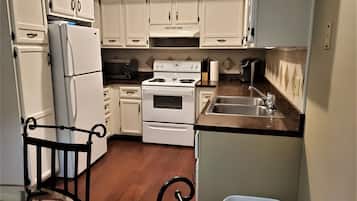 Een koelkast, een microgolfoven, een kookplaat