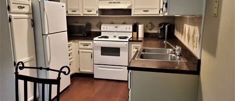 Jääkaappi, mikroaaltouuni, liesi, kahvin-/teenkeitin