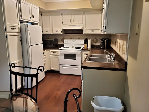 Réfrigérateur, micro-ondes, plaque de cuisson, cafetière/bouilloire