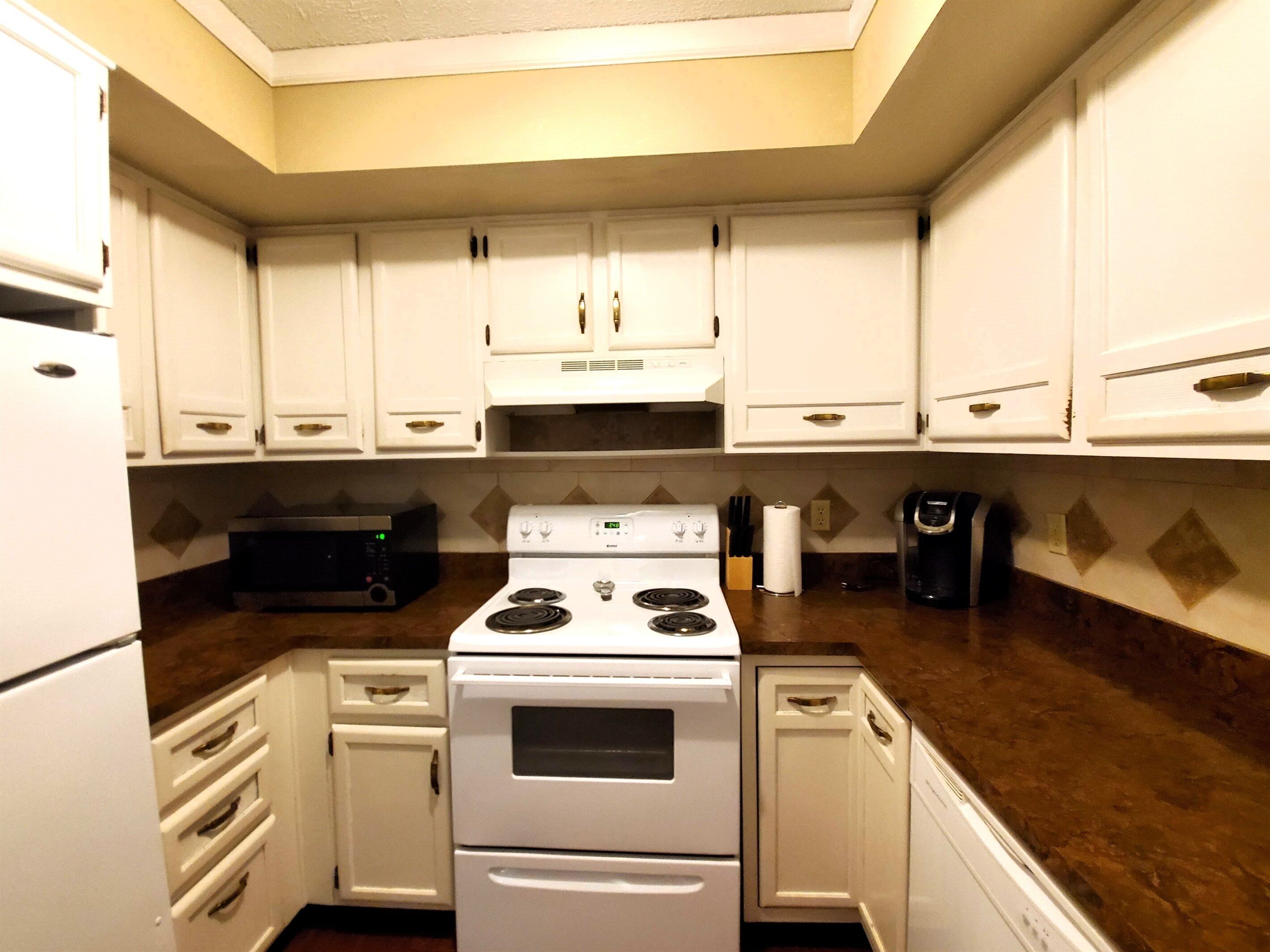 Kühlschrank, Mikrowelle, Herdplatte, Wasserkocher mit Kaffee-/Teezubehör