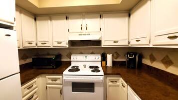 Een koelkast, een microgolfoven, een kookplaat