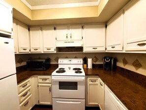 Réfrigérateur, micro-ondes, plaque de cuisson, cafetière/bouilloire