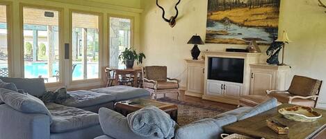 Smart TV, chimenea, monitor de computadora y impresora