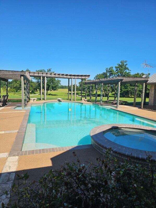 Una piscina al aire libre, una piscina climatizada