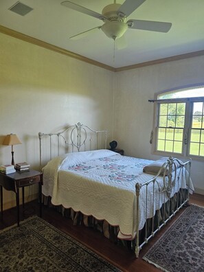 6 bedrooms, desk, iron/ironing board, free WiFi