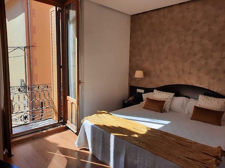 1 habitación, escritorio y espacio para trabajar con laptop