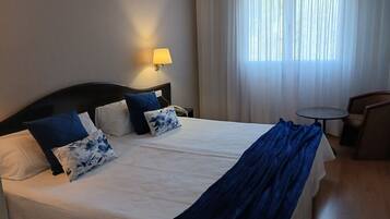 Desk, laptop workspace, free WiFi