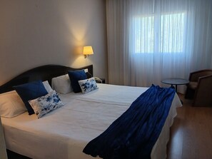 Superior dubbelrum | Skrivbord, arbetsyta för laptop och gratis wi-fi