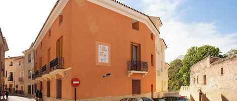Un hotel con un letrero que indica que es un 'Villa Hotel'.