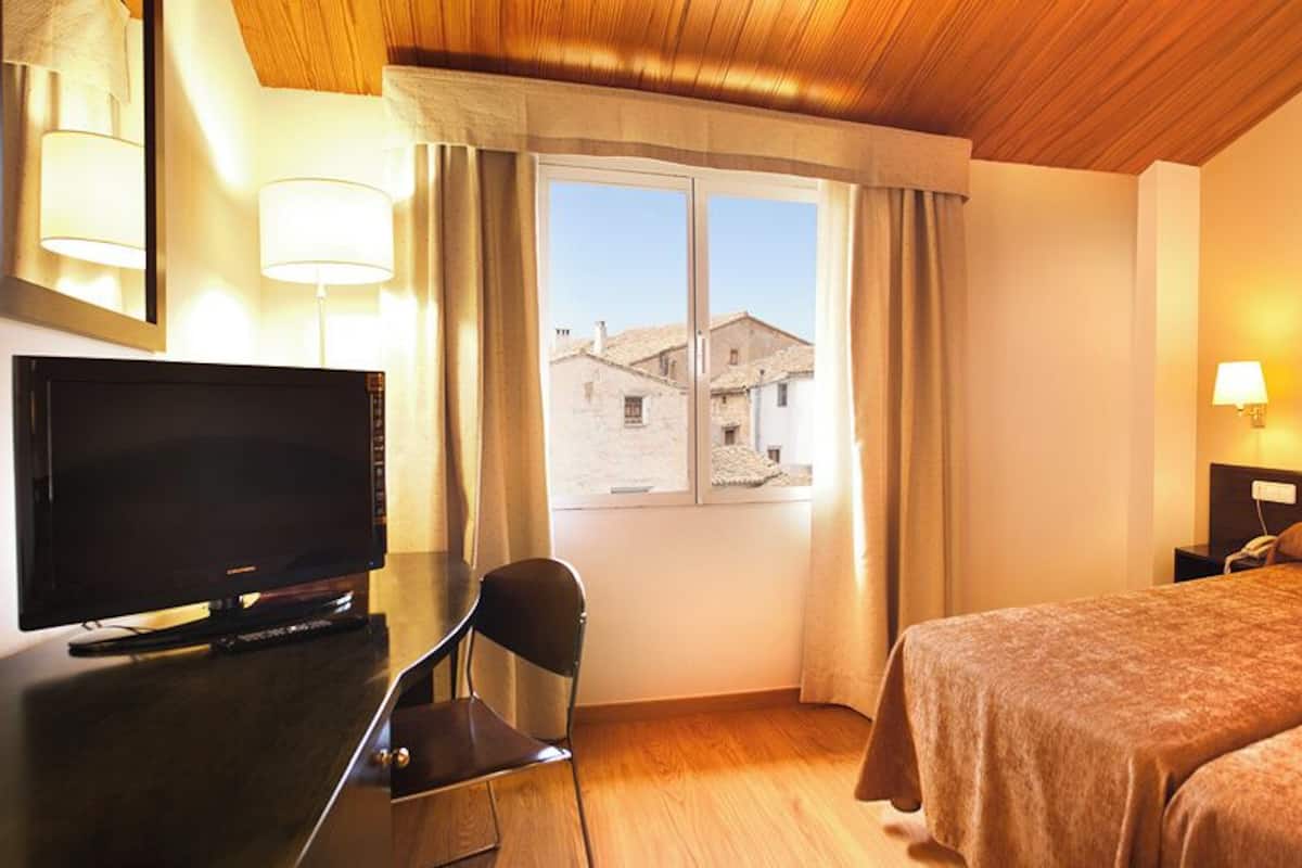 1 slaapkamer, een bureau, een laptopwerkplek, gratis wifi