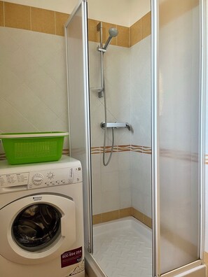 Shower, hair dryer, bidet, soap - Yellow Beachfront house (60 m) by Salento Prime (Posto Vecchio)