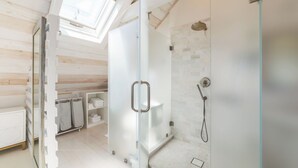 Shower, hair dryer, towels - Central, modern cottage with parking and water view (Provincetown)
