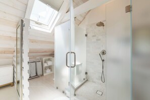Douche, sèche-cheveux, serviettes fournies