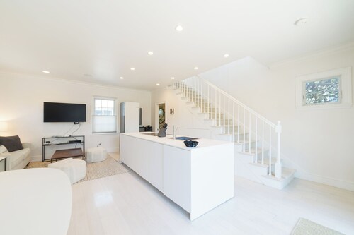 Central, modern cottage with parking and water view