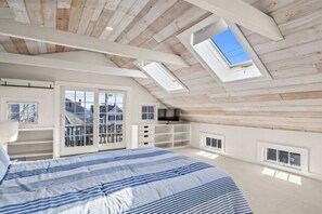1 bedroom, iron/ironing board, WiFi, bed sheets - Central, modern cottage with parking and water view (Provincetown)