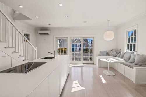 Central, modern cottage with parking and water view