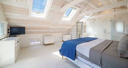 Central, modern cottage with parking and water view