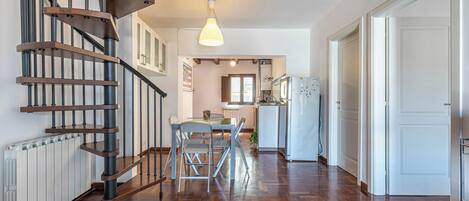 Appartement, balkon, uitzicht op de stad | Woonruimte | Een 35-inch televisie met digitale zenders