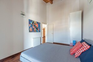 Appartamento, balcone, vista città | 1 camera, Wi-Fi gratuito