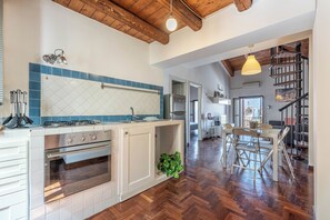 Apartment, Balkon, Stadtblick | Eigene Küche | Wasserkocher mit Kaffee-/Teezubehör, Wasserkocher, Esstisch