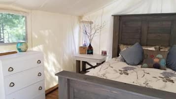 1 bedroom, bed sheets