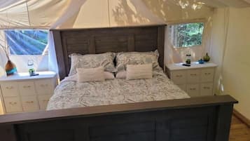1 bedroom, bed sheets
