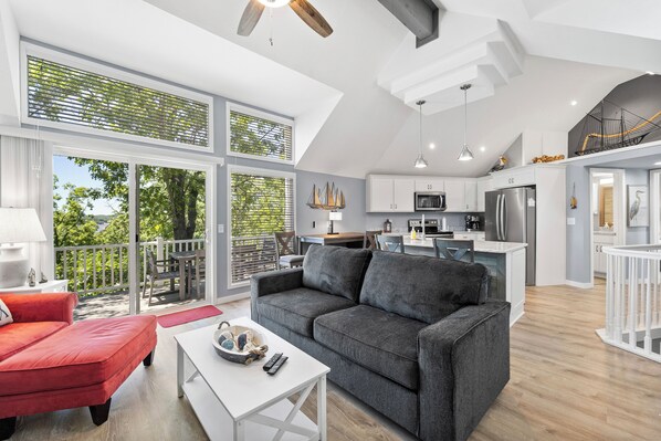 Smart TV, fireplace - Lakeview Cottage home in Tan-Tar-A / Margaritaville Resort in Osage Beach. (Osage Beach)