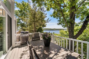 Outdoor dining - Lakeview Cottage home in Tan-Tar-A / Margaritaville Resort in Osage Beach. (Osage Beach)