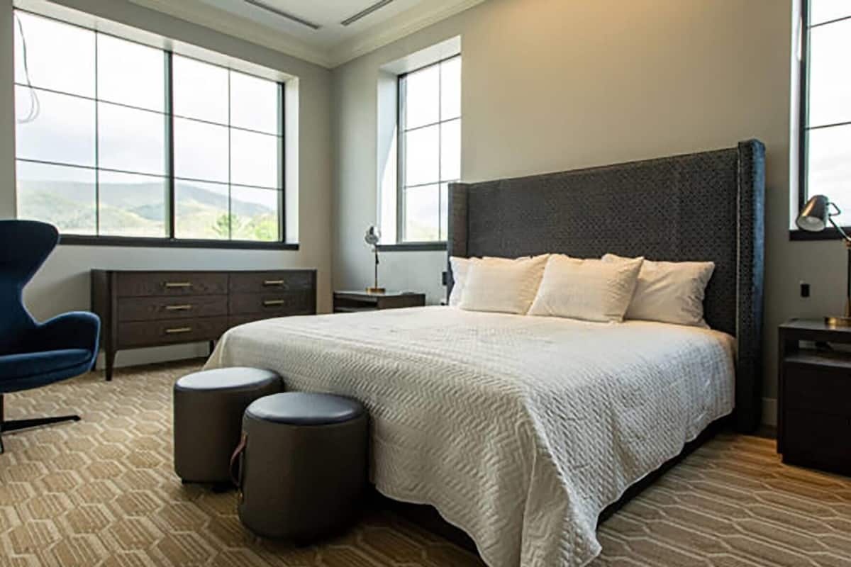 Suite, 1 King Bed with Sofa bed, Non Smoking