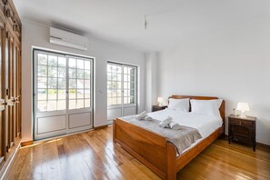 4 bedrooms, iron/ironing board, internet, bed sheets