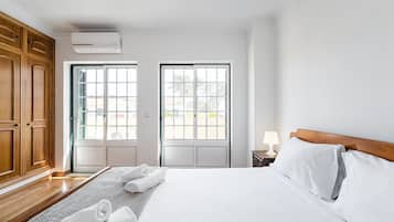 4 bedrooms, iron/ironing board, internet, bed sheets