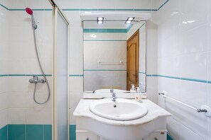 Douche, sèche-cheveux, serviettes fournies