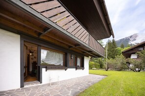 Exterior detail - Casa Cinque Torri, with Dolomiti view (Cortina d´Ampezzo)