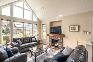 Smart TV, fireplace - Sunrock Meadow Cottage on Osoyoos Lake 113 (Osoyoos)