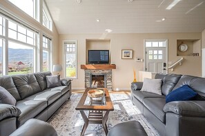 Smart TV, fireplace, table tennis