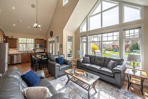 Smart TV, fireplace - Sunrock Meadow Cottage on Osoyoos Lake 113 (Osoyoos)