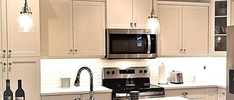 雪櫃、微波爐、焗爐、爐具