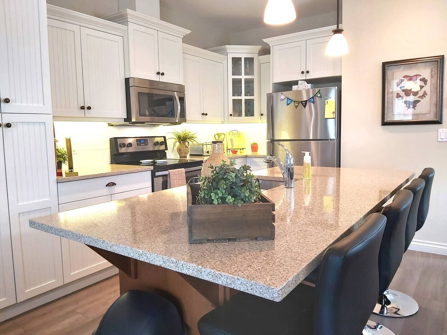 Jääkaappi, mikroaaltouuni, uuni, liesi