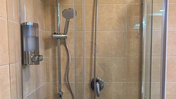 SĂšche-cheveux, serviettes fournies, savon, papier toilette
