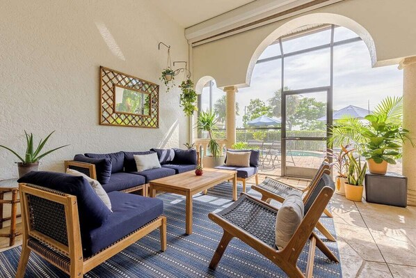 Smart-TV, Kamin, Tischtennisplatte, Bücher