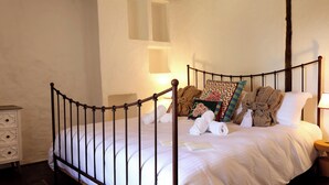 A neatly made bed with white linens, a wooden headboard, and a bedside table with a lamp. - Minori - 2 Bedroom - Private Terrace - Amazing View (Villarzel-Cabardès)