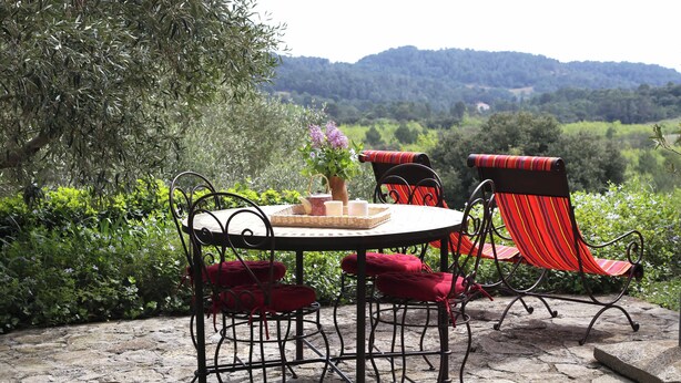 An outdoor patio with a round table and four chairs, surrounded by greenery and a scenic view. - Minori - 2 Bedroom - Private Terrace - Amazing View (Villarzel-Cabardès)