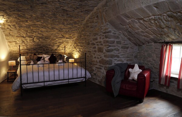 2 bedrooms, iron/ironing board, travel cot, free WiFi