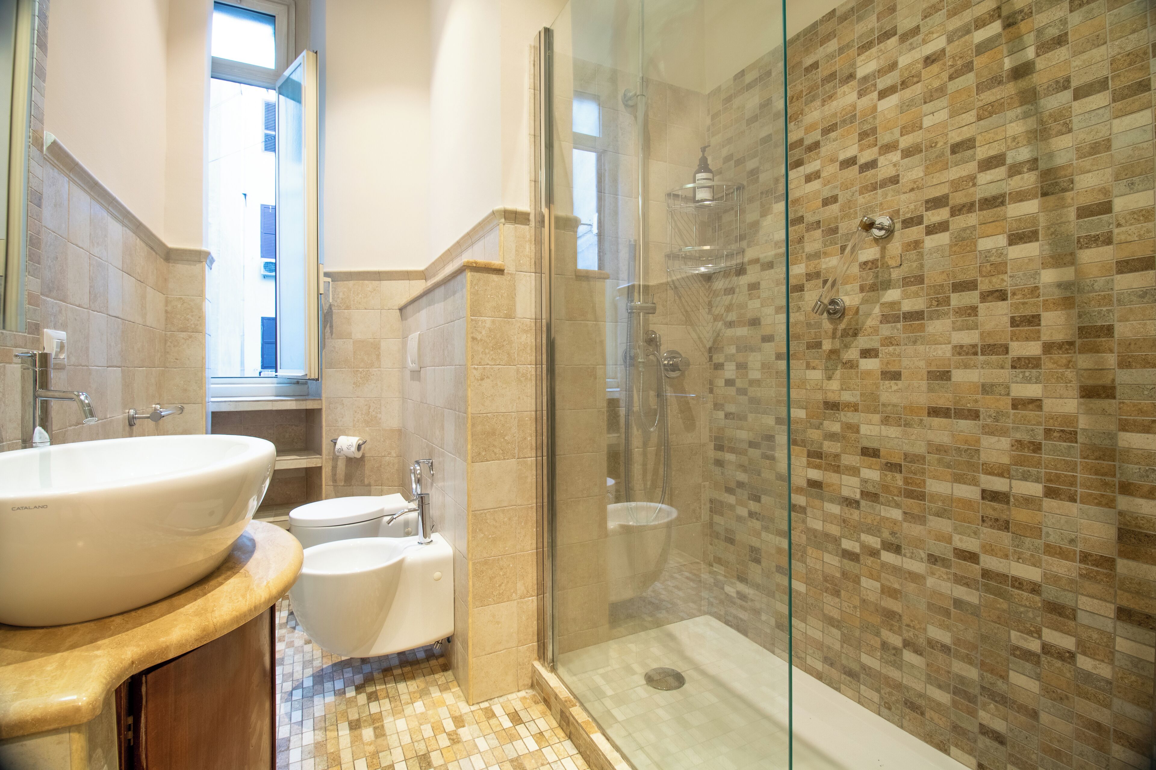 Habitación Business doble | Baño | Artículos de higiene personal gratuitos y secador de pelo