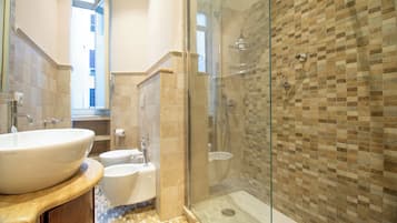 Habitación Business doble | Baño | Artículos de higiene personal gratuitos y secador de pelo