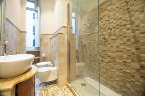 Business tweepersoonskamer | Badkamer | Gratis toiletartikelen, een haardroger