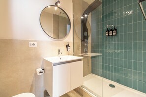 Classic Quadruple Room | Bathroom | Free toiletries, hair dryer - Cunabu Emilio (Rome)