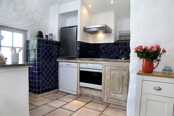 Frigorifero, forno, piano cottura, lavastoviglie
