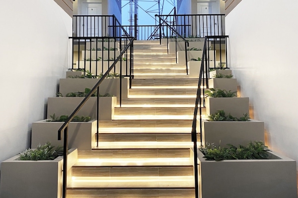 Habitación estándar con 2 camas individuales, vista al patio | Área de sala de estar | Televisión de pantalla plana de 45 pulgadas con canales por cable