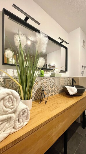 Sèche-cheveux, serviettes fournies